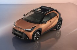 Toyota Aygo X Hybrid 2025 overhead